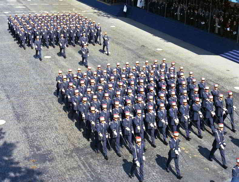 10_Num0016 (Delle Luche).jpg - Défilé du 14 juillet 1971 sur les Champs-Élysées à Paris